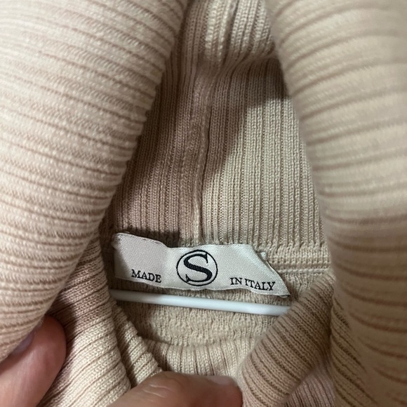 Elegant Cream Turtleneck Sweater - Picture 2 of 2